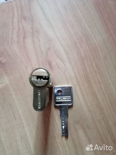 Замок дверной