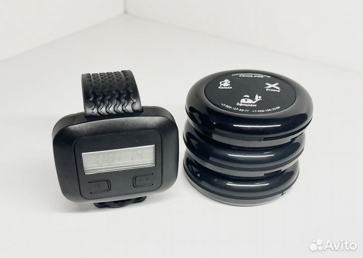 Часы и кнопки вызова официанта в ассортименте