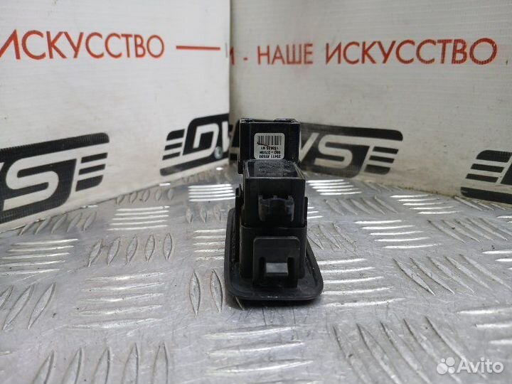 Кнопка стеклоподъемника передняя правая Nissan