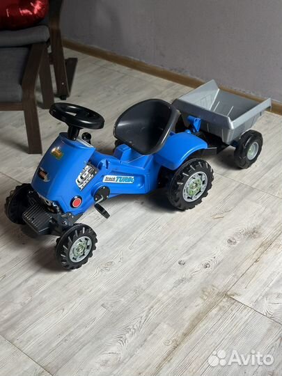 Каталка Синий трактор с педалями и прицепом