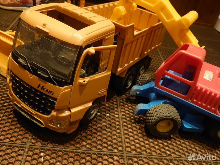 Разные игрушки для мальчика