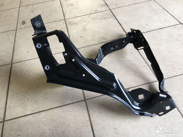 Суппорт фары передний правый