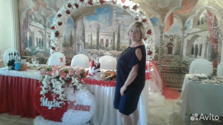 Поющая ведущая и DJ с аппаратурой