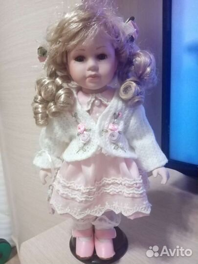 Кукла фарфоровая