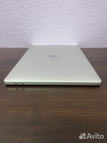 MacBook Pro 15 Touch Bar i7/32/512/560X 4GB