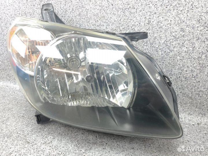 Фара передняя правая Toyota Voltz ZZE137 1zzfe