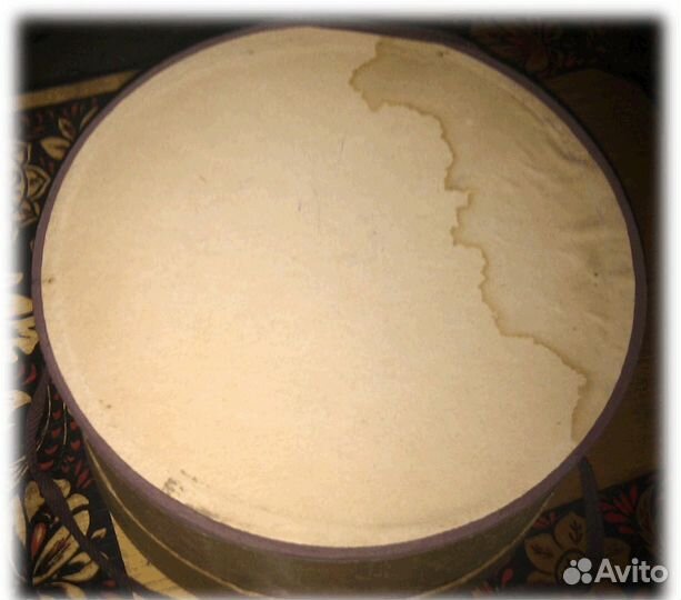 Старенькая картонная шляпная коробка