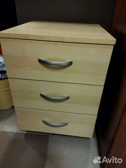 Тумба выкатная с ящиками на колесах