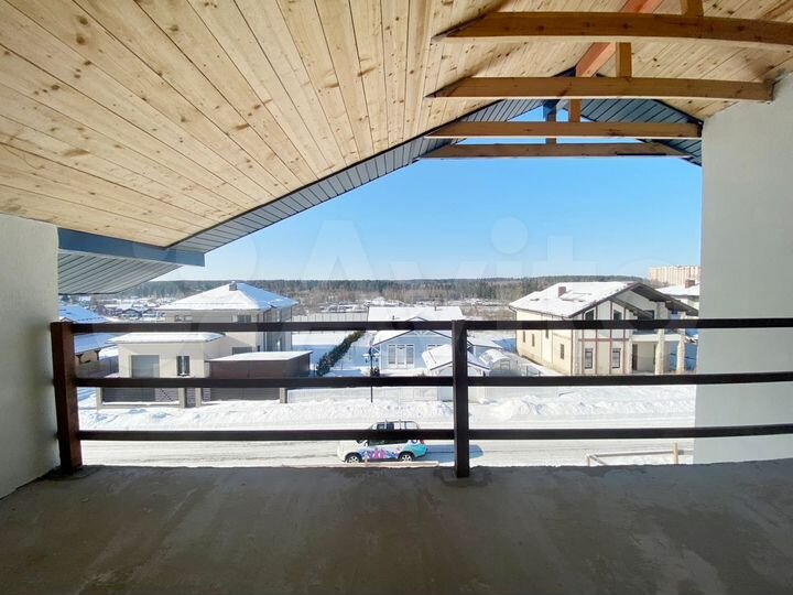 Коттедж 370 м² на участке 11 сот.