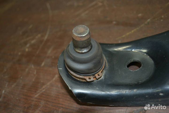 Рычаг правый передний Mazda 323