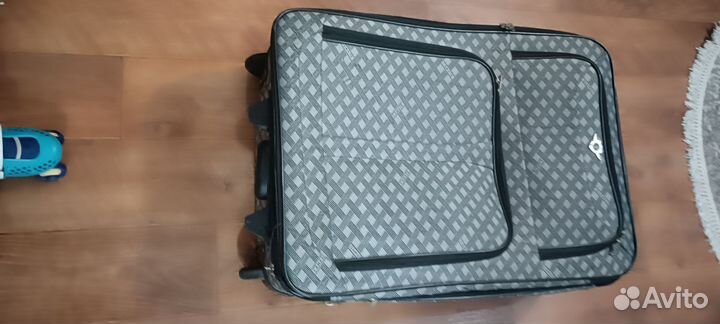 Чемодан и детский стульчик