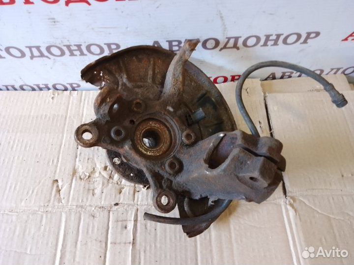 Поворотный кулак передний правый Volkswagen Touran