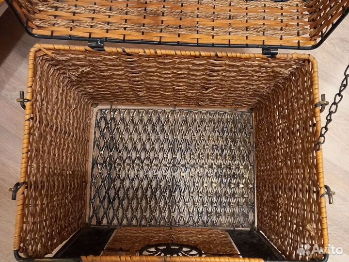 Сундук плетеный с кованой инкрустацией
