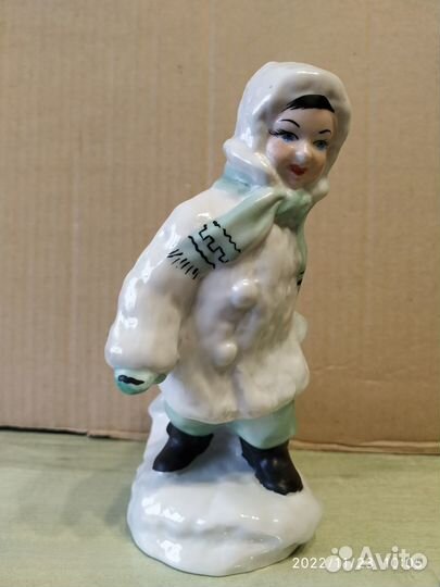 Статуэтка фарфоровая Мальчик с санками кэкхз