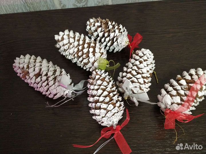 Новогодняя композиция, шишки, снежинки