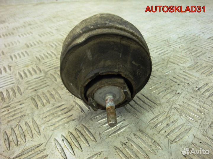 Опора двигателя левая VW Passat B5+ 8D0199379J