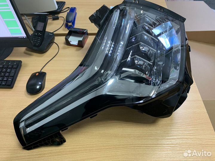 Фара на Cadillac Escalade 4