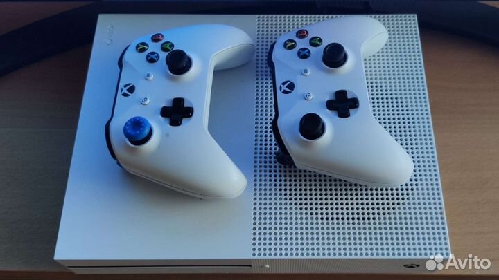 Xbox One S 1tb два геймпада
