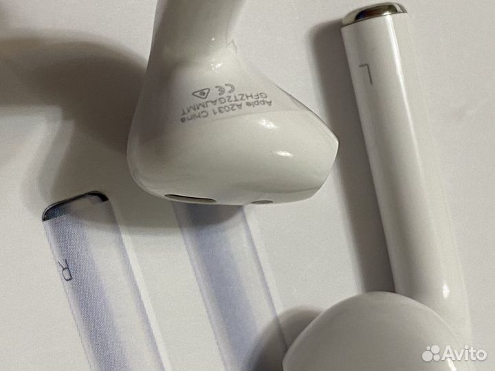 Наушники AirPods (2-го поколения)