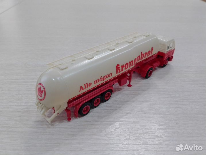 22 Mercedes Benz SK с цистерной 