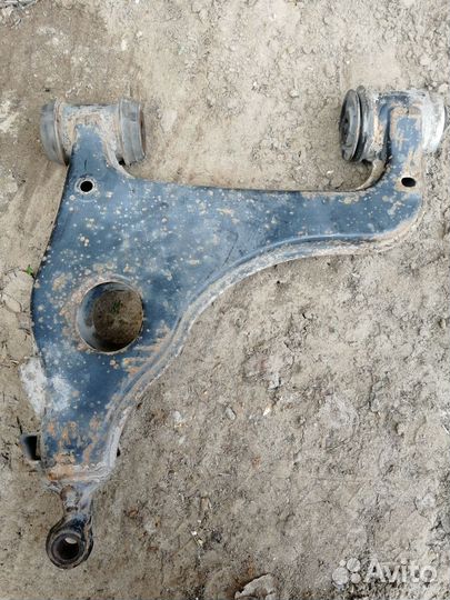 Мерседес 210 правый рычаг передний нижний