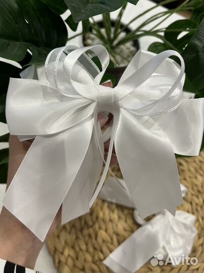 Банты белые девочке для волос на резинке