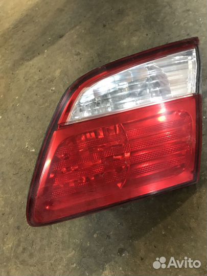 Фонарь задний внутренний Nissan Maxima A33