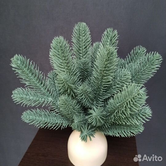 Ветки еловые литые искусствен. зеленая и голубая