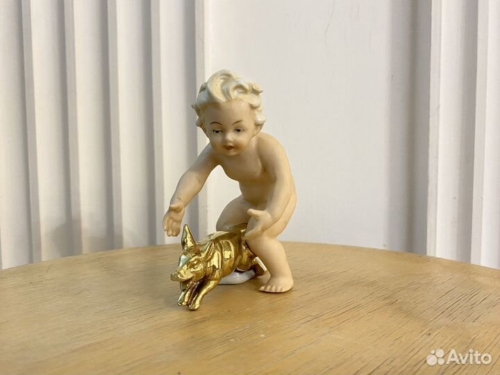 Статуэтка Путти с поросенком Германия фарфор