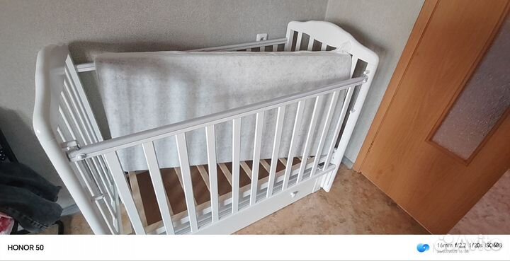 Детская кроватка с маятником и ящиком