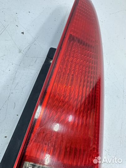 Фонарь задний правый до 2005 Ford Fusion дефект