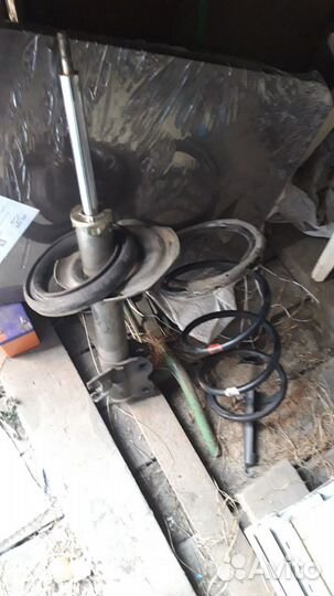 Стойка левая передняя амортизатора + пружина Нисса