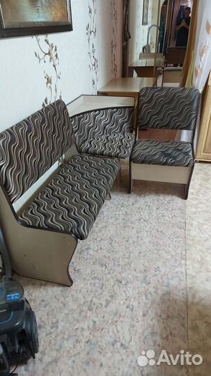 Кухонный гарнитур угловой и стол