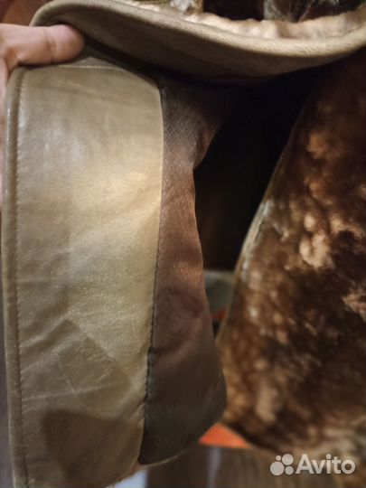 Шуба из мутона, капюшон отделан норкой