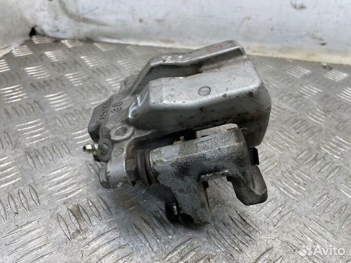 Суппорт тормозной задний левый Toyota Camry V50