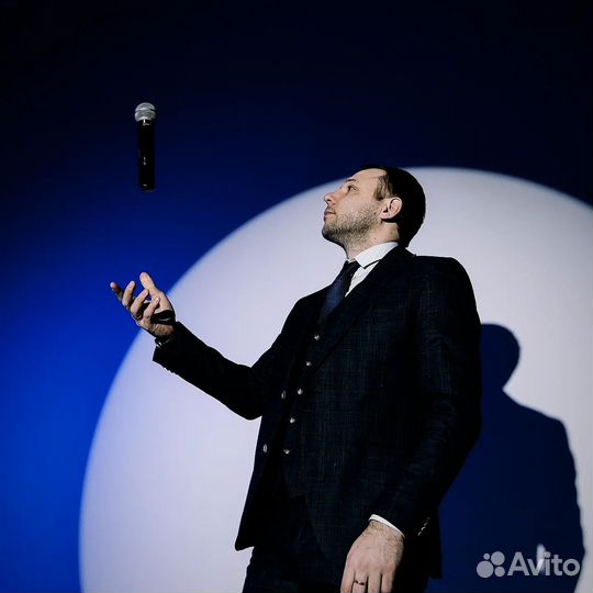 Ведущий мероприятий и диджей с оборудованием