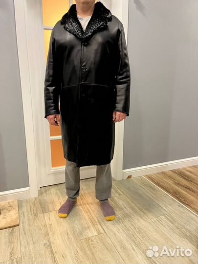 Кожаное пальто с меховым воротником