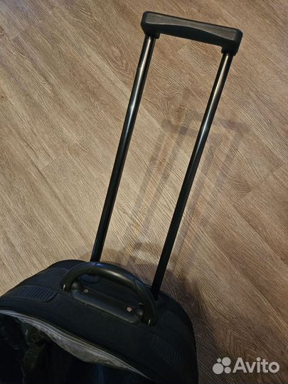Чемодан на колесах черный