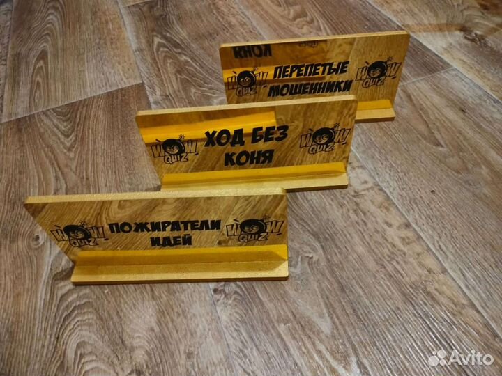 Подставка из зеркального пластика и дерева