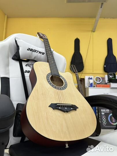 Акустическая гитара натуральная