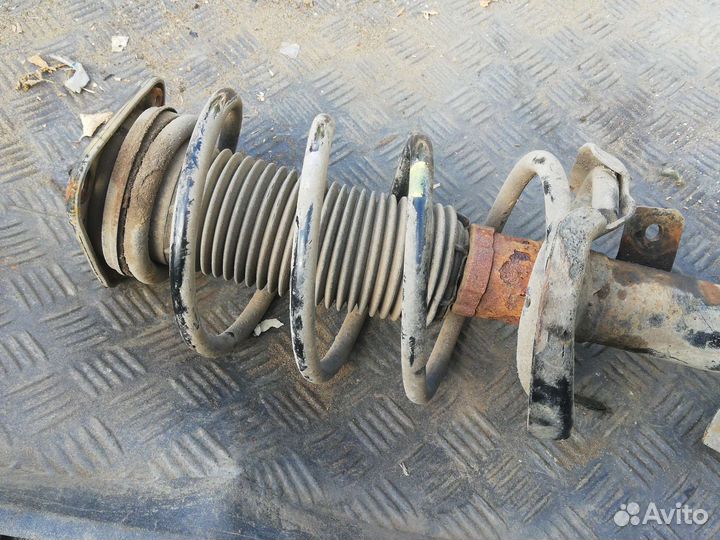 Амортизатор передний Мазда 3 вк