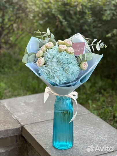 Гортензия, кустовая роза и эвкалипт