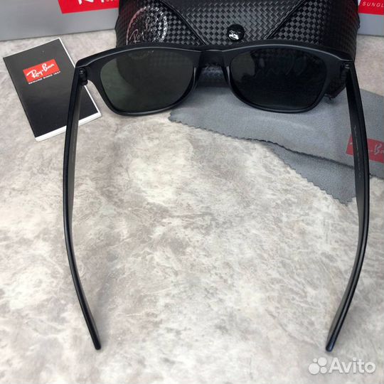 Солнцезащитные очки Ray Ban