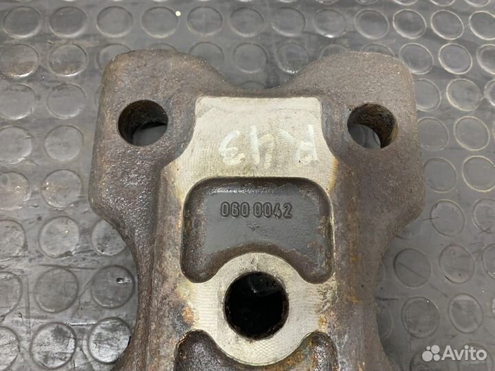 Кронштейн заднего амортизатора левый