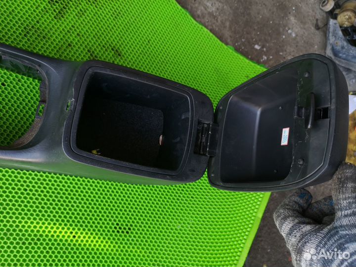 Подлокотник для Hyundai Sonata IV (EF) 01-12