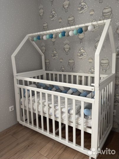 Детская кроватка с маятником
