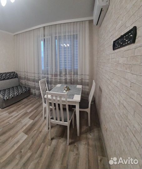 Стол со стульями