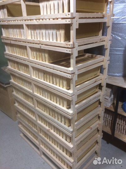 Сушь для пчëл, рамки с вощиной