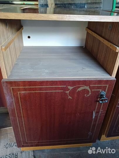 Зеркало с большой тумбочкой и двумя прикроватными