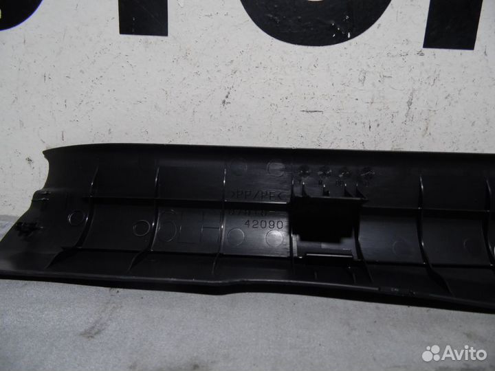 Обшивка порога Тойота рав 4